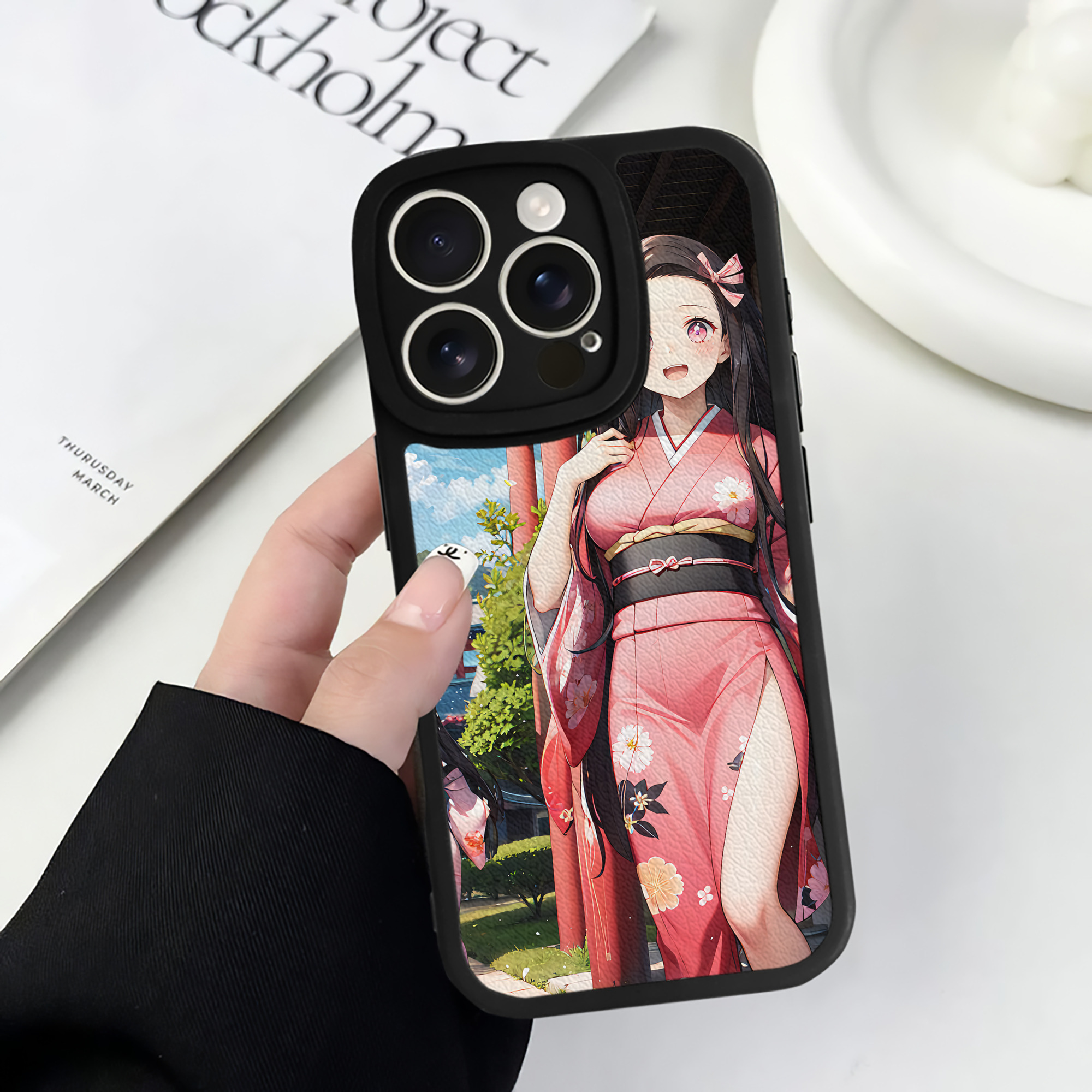 （画像用） 鬼滅の刃（きめつのやいば）竈門 禰󠄀豆子／かまど ねずこ Kamado Nezuko 【iPhone 16シリーズ対応】シリコンスマホケース（レザー調） 材質：シリコン